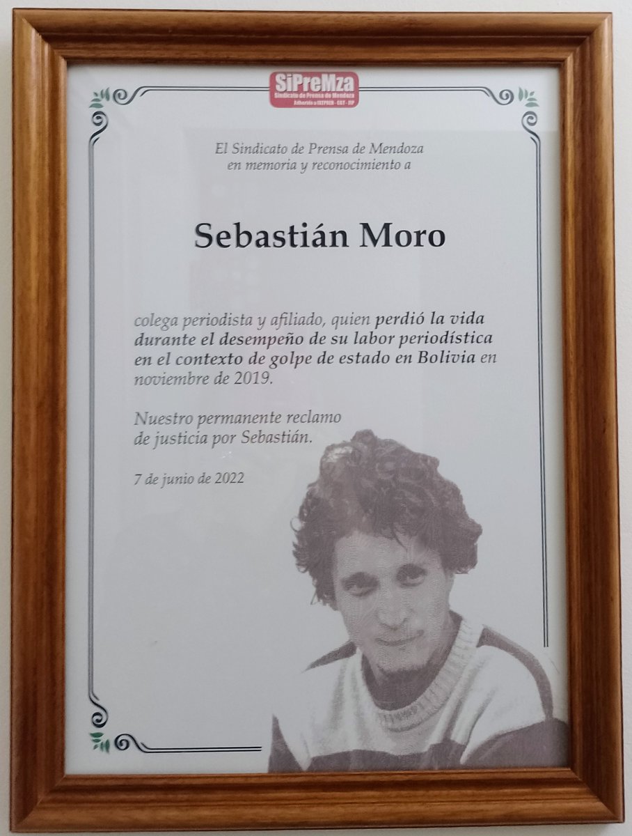 SebaMoroFueElG1's tweet photo. En el marco del Día de lxs Periodistas recibimos desde el Sindicato de Prensa de Mendoza este merecido homenaje para Sebi:

@sipremza

Te amamos Sebita, valiente como ninguno. 

#SebastianMoroFueElGolpe 
#SebastianMoroPresente 
#VerdadMemoriaJusticia https://t.co/tuXpzLB0HL