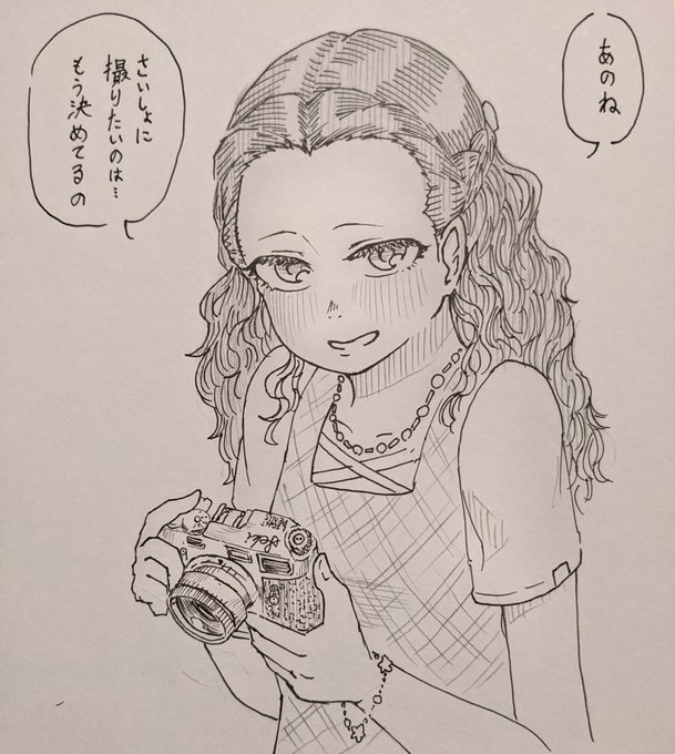 カメラを持った関裕美さん。 