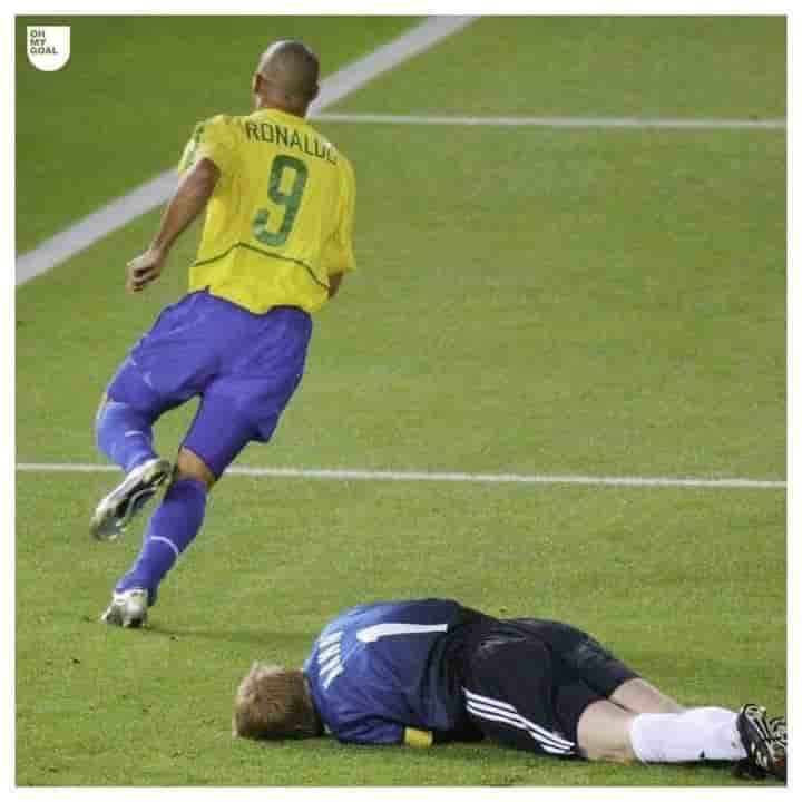 Alazhar_Alabri's tweet photo. @sousports السبات الصيفي ، المانيا انجبت حراس مرمى على مسوى عالي ،،، اوليفر كان و هوه يتأكد من رائحه العشب. https://t.co/3rCbmmQ8C0