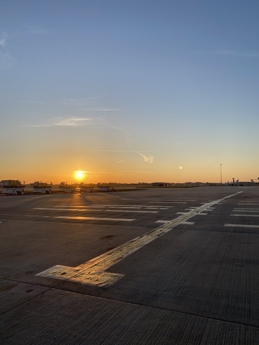 Patsyheathrow's tweet photo. @Patsyheathrow 
United LHR Ramp, ready for todays busy operation - 22 transatlantic flights, 
Enjoying the peace at 04.30 before the arrivals begin @HeathrowAirport @united #WeAreUnited @UALondonLegends @NikosKaramanlis @marisaatunited https://t.co/rs16qce6iN