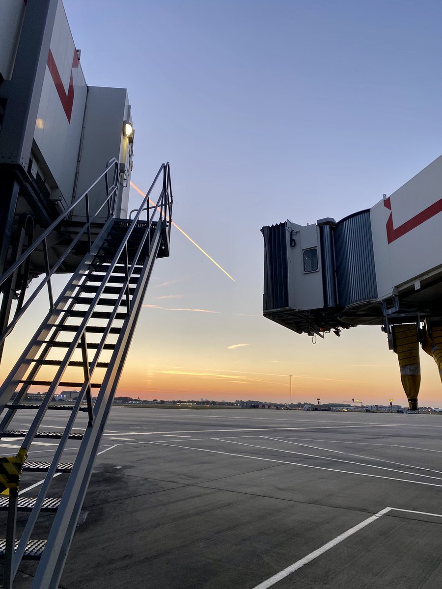 Patsyheathrow's tweet photo. @Patsyheathrow 
United LHR Ramp, ready for todays busy operation - 22 transatlantic flights, 
Enjoying the peace at 04.30 before the arrivals begin @HeathrowAirport @united #WeAreUnited @UALondonLegends @NikosKaramanlis @marisaatunited https://t.co/rs16qce6iN