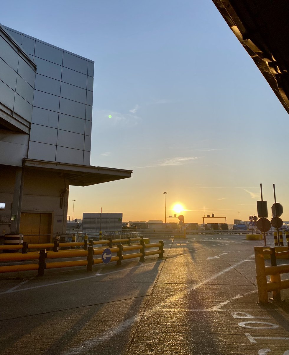 @Patsyheathrow United LHR Ramp, ready for todays busy operation - 22 transatlantic flights, Enjoying the peace at 04.30 before the arrivals begin @HeathrowAirport @united #WeAreUnited @UALondonLegends @NikosKaramanlis @marisaatunited