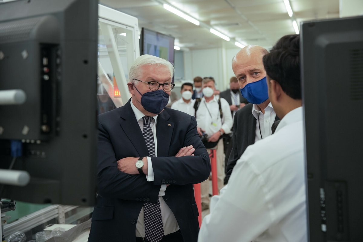 Bundespräsident #Steinmeier besucht Zentrale in Singapur: Hier wurde ihm von Martin Hayes, Bosch-Chef in #Südostasien, eine Lösung für #nachhaltige Aquakultur des #grow Start-ups #AquaEasy vorgestellt, die #Produktivität &amp; #Ertragskraft steigert 🦐🌊 👉 bit.ly/3aURS1X