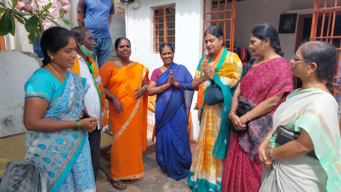 PaladuguSubha's tweet photo. Beneficiaries of UjwalaYojana scheme along with Nellore zilla Bjmm team thanks to @narendramodi on the occasion of PM Modi's #8YearsOfSeva of good governance
@Nirmalakishore1
@BJPMahilaMorcha
@BJPMM4ANDHRA1
@SujataPadhyBJP
@BJP4Andhra
@BJPMadhukarAP
@Rajeswarikandi3 https://t.co/lsQEDTMQeF