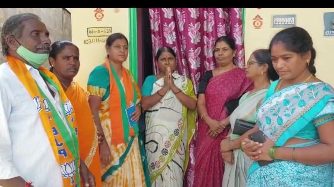 PaladuguSubha's tweet photo. Beneficiaries of UjwalaYojana scheme along with Nellore zilla Bjmm team thanks to @narendramodi on the occasion of PM Modi's #8YearsOfSeva of good governance
@Nirmalakishore1
@BJPMahilaMorcha
@BJPMM4ANDHRA1
@SujataPadhyBJP
@BJP4Andhra
@BJPMadhukarAP
@Rajeswarikandi3 https://t.co/lsQEDTMQeF
