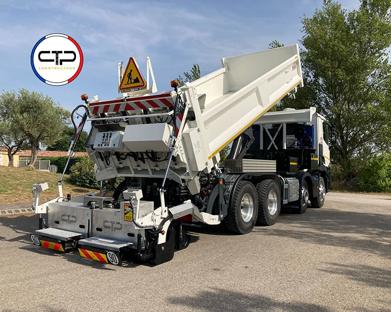 CtpConstructeur's tweet photo. 🔵⚪🔴 Point-à-temps des enrobés pour les chantiers de reprofilage (𝐅𝐢𝐧𝐢𝐬𝐬𝐞𝐮𝐫 𝐝’𝐈𝐧𝐭𝐞𝐫𝐯𝐞𝐧𝐭𝐢𝐨𝐧 𝐑𝐚𝐩𝐢𝐝𝐞) pour l’application de G.R.H, Graves émulsions et Enrobés à froid
#FIR3000 #Reprofilage #Enrobés #GRH #Émulsion #Enrobés #France #CTPConstructeur https://t.co/ySuxcB1mcc