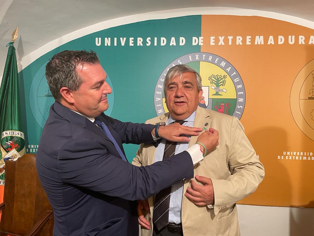 ✍🏻 CEADE y la Universidad de Extremadura  han firmado un acuerdo de cooperación con el objetivo de retener el talento extremeño joven y evitar que se vayan fuera. Más info: ceadeextremadura.com/ceade-y-la-uex…
#CEADE #empresariosyautónomoscomotú