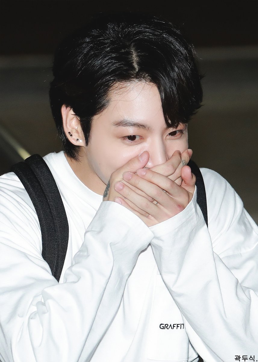 형님을 볼 때마다 제 작은 심장이 버텨낼 수 있을지 걱정이 됩니다 너무 귀여워...

/ 220611 

#방탄소년단 #BTS #전정국 #정국 #JUNGKOOK #JK <a href="/BTS_twt/">방탄소년단</a>