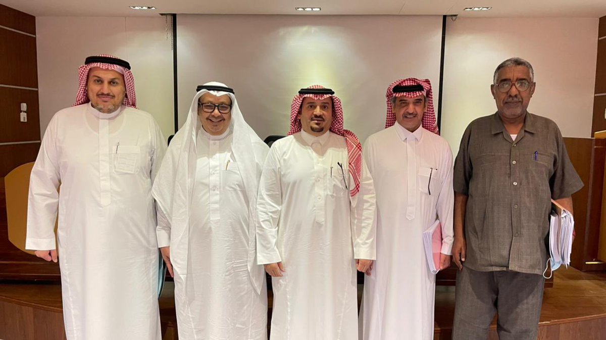 CMCimamu's tweet photo. تبارك الكلية حصول د.فدغم خلف الشمري على درجة الدكتوراه من قسم الصحافة والنشر الإلكتروني بتقدير ممتاز عن أطروحته "خطاب الصحافة السعودية بشأن قضايا الفساد المالي والإداري"، بإشراف أ.د.عبدالله الرفاعي، ومناقشة د.مطلق المطيري ، و أ.د. عبد النبي النوبي. https://t.co/RKh4KXGqxj