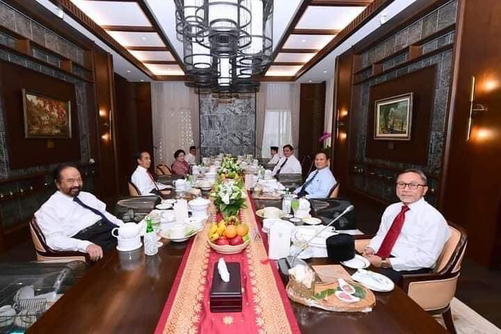 DIPLOMASI MEJA MAKAN.
.
.
Orang bijak bilang, klo kita mengajak seseorang duduk satu meja, aplg bersantap bersama, pertanda keberuntungan akn menyertai kita
.
Mereka duduk semeja utk memikirkan masalah bangsa ini
.
Yg jelas, mereka kuat krn bersatu
.
Yg gk diundang, ojo baper 😝