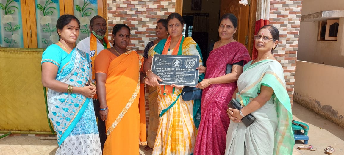 PaladuguSubha's tweet photo. Beneficiaries of Awas Yojana scheme along with Nellore zilla Bjmm team thanks to @narendramodi on the occasion of PM Modi's #8YearsOfSeva of good governance
@Nirmalakishore1
@BJPMahilaMorcha
@BJPMM4ANDHRA1
@SujataPadhyBJP
@BJP4Andhra
@BJPMadhukarAP
@Rajeswarikandi3 https://t.co/EdefcFh51P