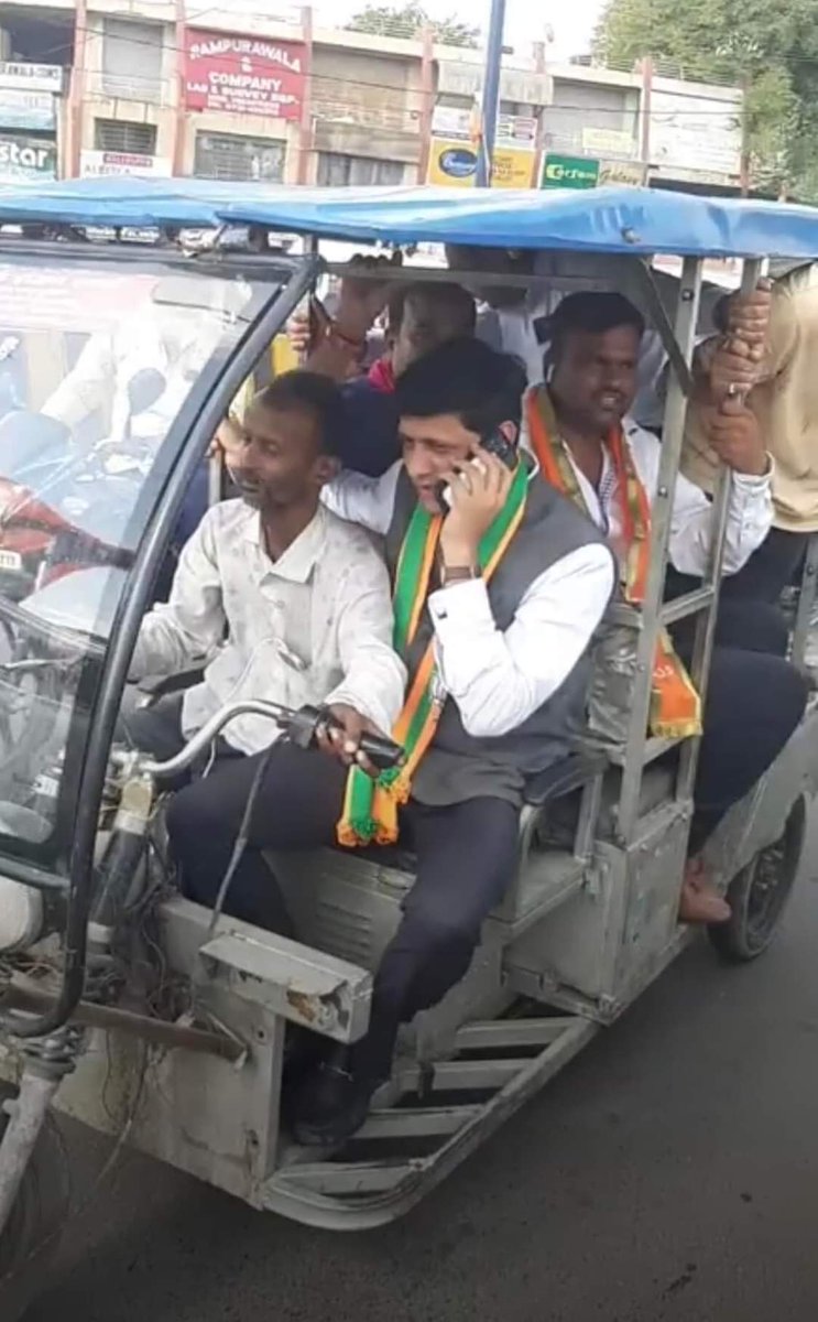 BJP4Indore's tweet photo. अमीरों के घमंड पर भाजपा की सादगी भारी
जनता के सेवक ने की ई- रिक्शा की सवारी
@BJP4India @BJP4MP 
@advpushyamitra https://t.co/n1Vi2LfQCv