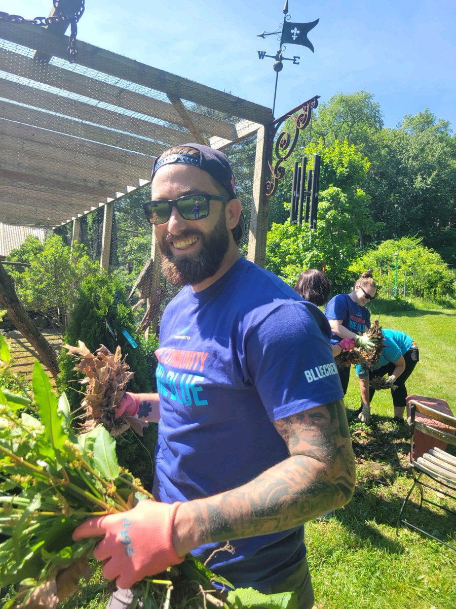 pauline_murnin's tweet photo. It was a beautiful summer day for our @BCBSMA  volunteers at the @magicalmoonfarm, and the founder Donna Green out them to work! The farm is a perfect setting to escape a child's life that’s filled with treatments and tremendous challenges.
#BLUECREW  #teambuilding #givingback https://t.co/s1NQxrEIPx