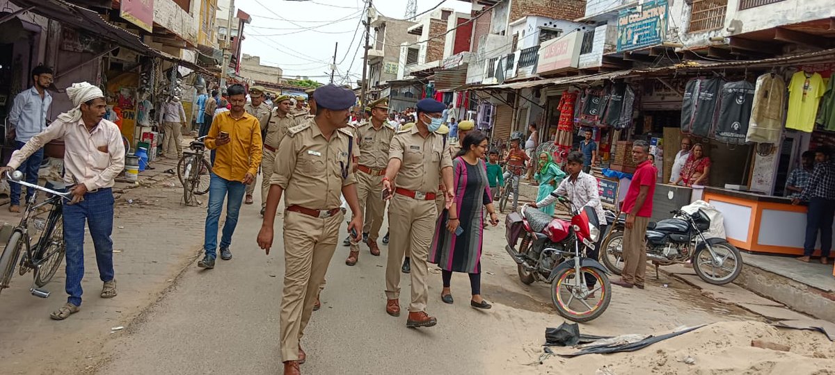 IPS_SGupta's tweet photo. तहसील खेरागढ़ में एसडीएम, क्षेत्राधिकारी एवं धर्मगुरुओं से आगामी जुम्मे की नमाज शांतिपूर्ण तरीके से कराने हेतु गोष्ठी एवं कस्बा खेरागढ़ में अतिक्रमण हटाने एवं विश्वास की भावना जगाने हेतु पैदल गस्त।

@Uppolice @agrapolice #Peace https://t.co/k489OxT80p