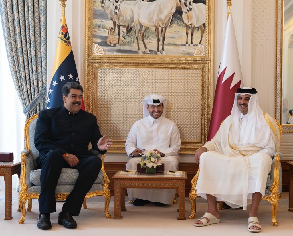 TamimBinHamad's tweet photo. أرحب بفخامة الرئيس @NicolasMaduro في الدوحة حيث بحثنا آفاق تعزيز تعاون بلدينا في شتى المجالات لما فيه خير ومصلحة شعبينا الصديقين، كما تبادلنا الآراء بشأن أبرز القضايا على الساحتين الإقليمية والدولية.
#قطر #فنزويلا https://t.co/cEIAbUEUM7