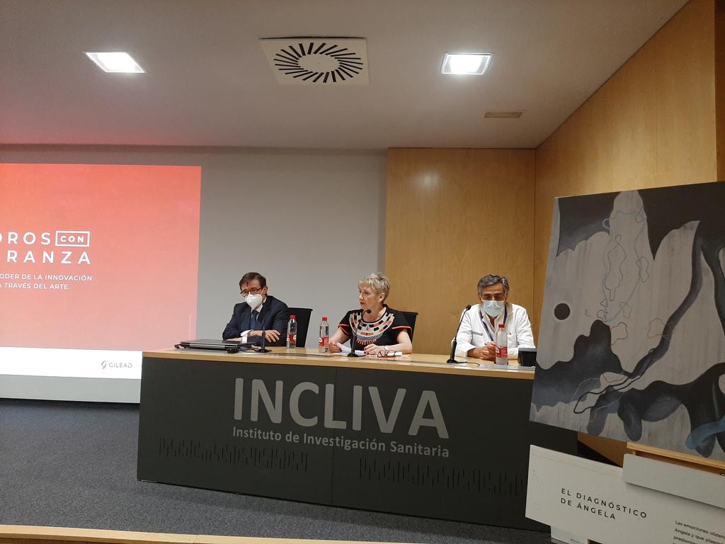 GVAclinic's tweet photo. 🏥 Inauguramos la exposición "Cuadros con esperanza" un precioso proyecto de @GileadOncology @CMMetastasico y @_SOLTI que usa la Inteligencia Artificial para convertir en arte los testimonios de 3 mujeres con la enfermedad https://t.co/BnKrLsgclm
