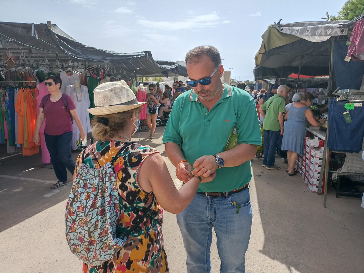 vox_rincon's tweet photo. 🟢 El equipo de Vox Rincón de la Victoria transmitiendo las propuestas de Vox para un #CambioReal en el mercadillo. 

#VotaMacarenaPresidenta https://t.co/Z1JKE6kn7r