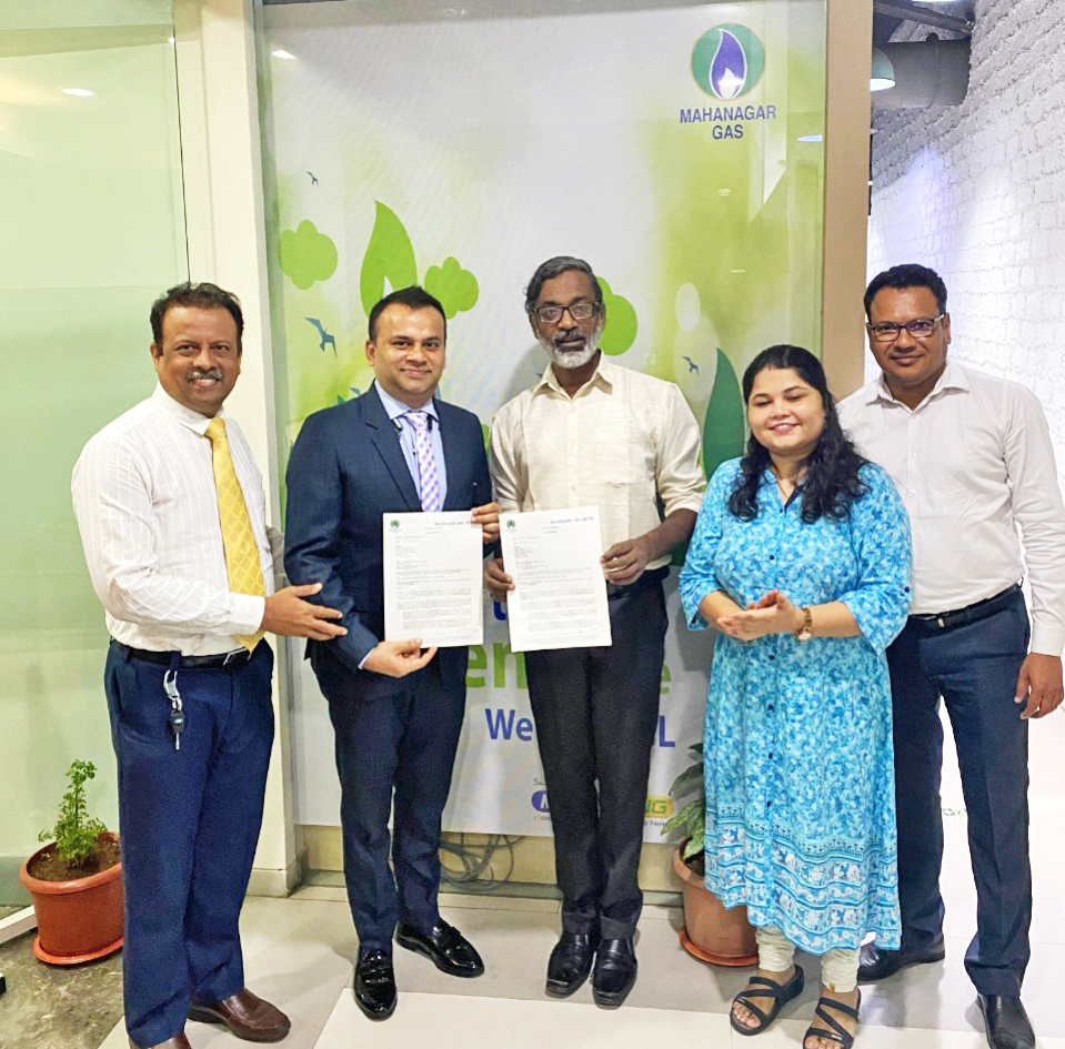 DeliveryFuel's tweet photo. It's a big breakthrough for all of us!

The #FuelDelivery has signed an LoI with Mahanagar Gas Limited (MGL) to deliver CNG via Composite Dispensing Unit (CDU) in Mumbai.

We are happy to announce that we are the first-ever startup to commence mobile #CNG delivery in the country. https://t.co/CoENU9mzKD
