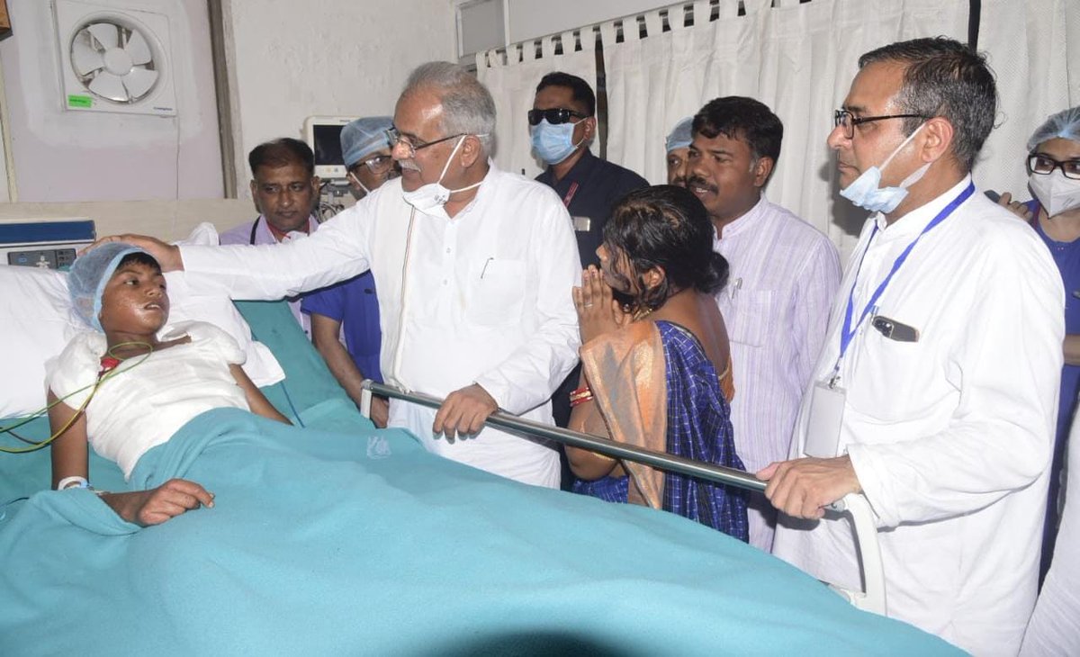 राहुल को देखने मुख्यमंत्री श्री <a href="/bhupeshbaghel/">Bhupesh Baghel</a> दिल्ली से सीधे बिलासपुर पहुंचे। उन्होंने राहुल और उसके परिजनों के अलावा चिकित्सकों से मुलाकात कर हाल जाना। 
#SaveRahulAbhiyaan