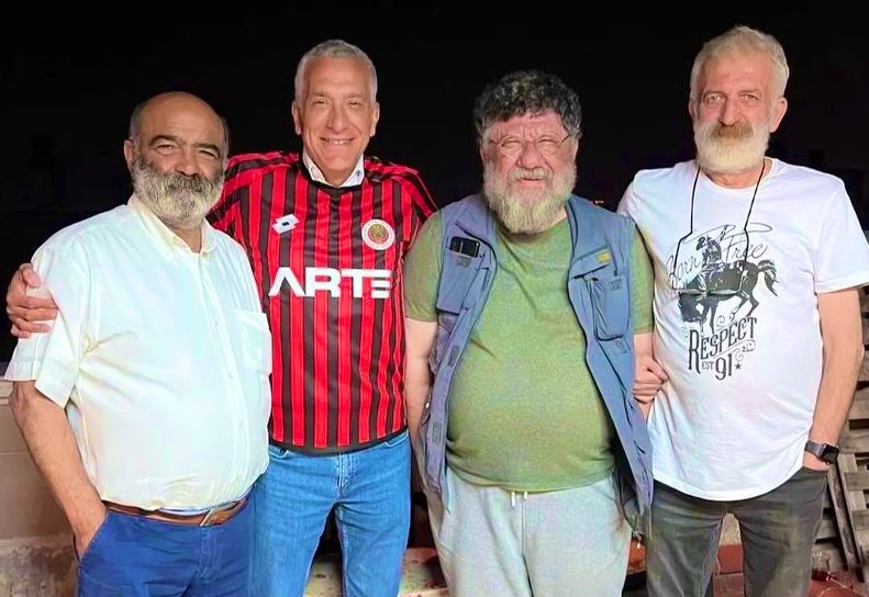armaganpekkaya's tweet photo. Fotoğrafa 5 sn.bakınca 
dergaha düzgün odun taşımaya başlıyorum.

Prof.Dr.Ahmet Tolungüç (Dekanım,hocam)
Prof.Dr.Bülent Çaplı
(RTS Bölüm Başkanım,hocam)
Öğr.Gör.Bülent Özkam (hocam)
Öğr.Gör.Mehmet Sobacı (hocam)

EKOL:Bilim,sanat kolunda ayrı nitelikleri bulunan yöntem,akım,okul https://t.co/8erbOIWzP2