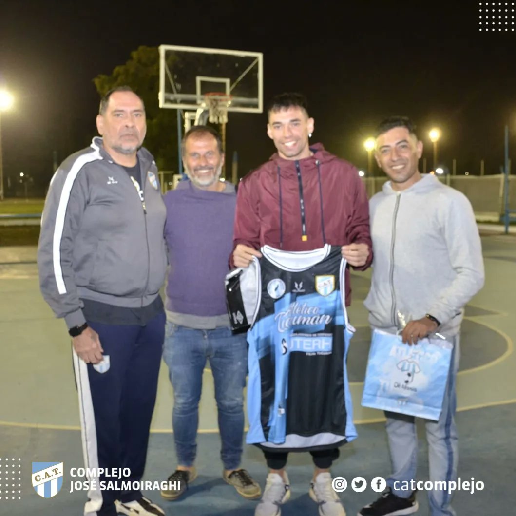 catcomplejo's tweet photo. #Institucional 

Leandro Vildoza, jugador del Seleccionado Argentino de Basquet, visitó las instalaciones del complejo José Salmoiraghi.

El mismo, dió una charla plagada de experiencia, destinada a jugadores de las Formativas de Basquet Decano.

#VamosDecano💪💙🤍 https://t.co/v8xCju0fod