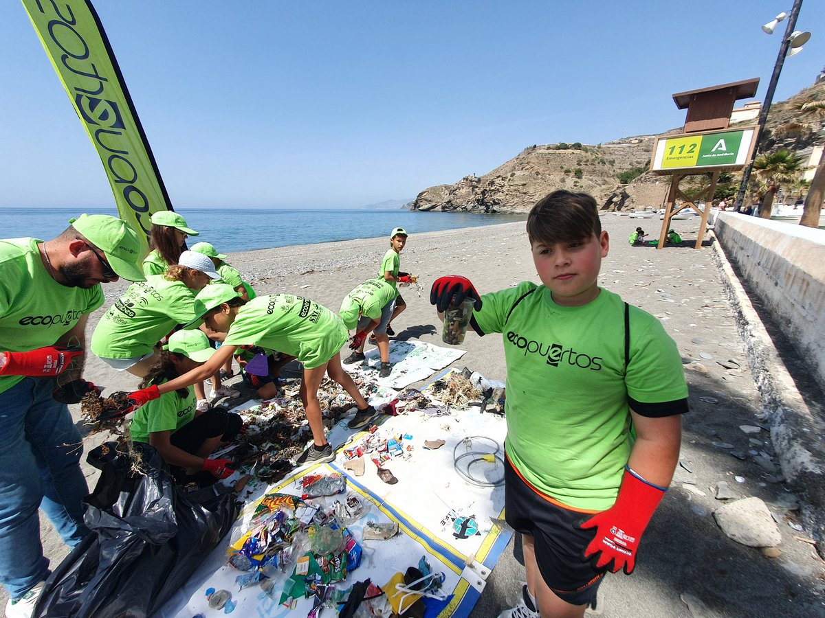 ecopuertos's tweet photo. Los alumnos y alumnas del CEIP Virgen Del Mar (La Rábita) localizaron y extrajeron de su playa apadrinada más de 800 residuos que, posteriormente, fueron analizados para intentar conocer el sector de procedencia y cómo evitar que sigan llegando al mar #ProyectoLIBERA @ecoembes https://t.co/8gdjyyo0j1