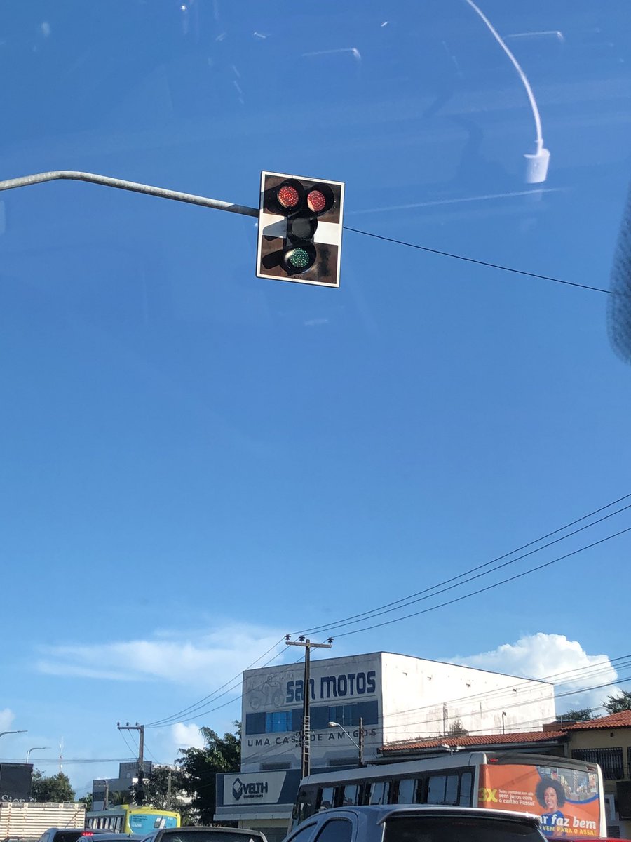 bruno__rabelo's tweet photo. Se tá ruim pro sinal que não sabe se é pra parar ou pra continuar… imagina pra mim…. https://t.co/xgKH53kngy