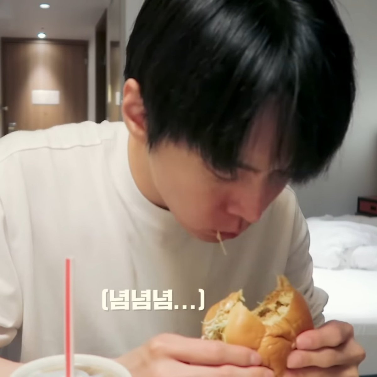 9621ii's tweet photo. 햄버거 마니아 울 또잉 ㅋㅋ 행복해하는 모습 너무 귀엽다ㅜ https://t.co/HFAuuVniZ3