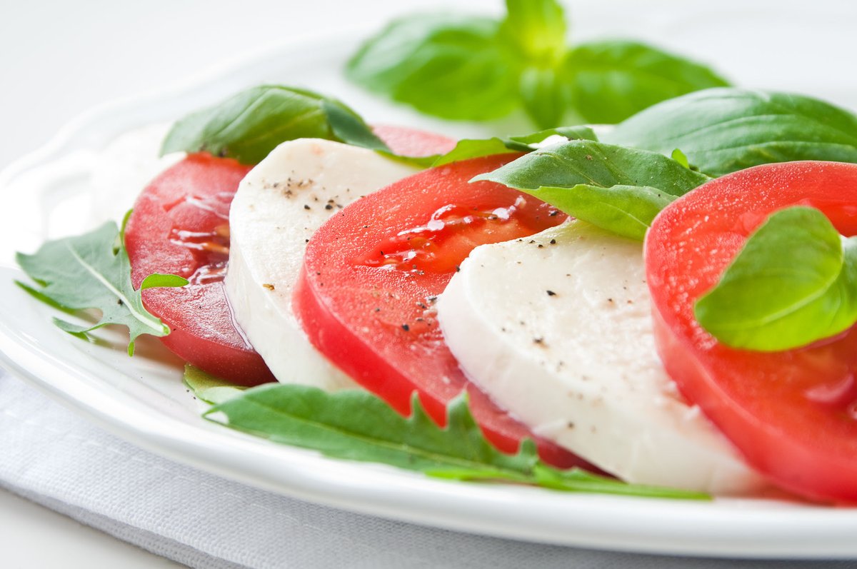 Time to Enjoy a Caprese Salad with Delicious Fresh Scottish Buffalo Mozzarella?

We don't know why but our delicious Buffalo Mozzarella seems to taste so much better when the sun is shining.

Pop in and pick some up today or order now for the weekend
thebuffalofarm.co.uk/shop/choice/bb…