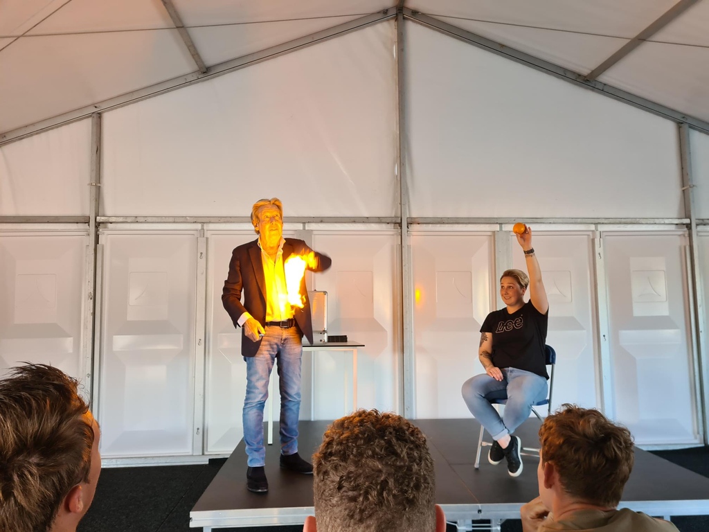 Hans Kazan heeft de studenten van het SOMA College een leerzame en interactieve avond gegeven. Hij vertelde o.a. over zijn droom van vroeger om goochelaar te worden. Het was een geslaagde avond! Bedankt @hanskazanofficial