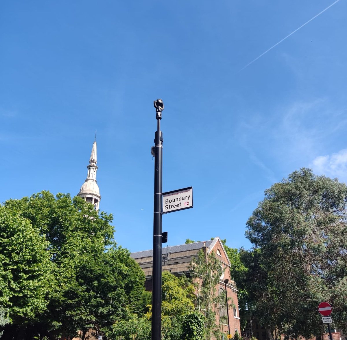 It's a beautiful day to get a <a href="/PaperAndCup/">Paper & Cup</a> iced coffee and hang out in our community gardens at @ShoreditchChurc(h) 🌞