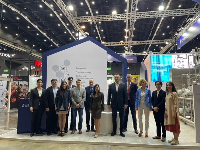 KronesAG's tweet image. Hello from this year's #ProPakAsia2022! 👋

Day one was a huge success and we're excited to see what the rest of the days have to offer! 
You can find us at our booth AK11 from June 15-18 in Bangkok. 

We really hope to see you there! 💙

#Krones #KronesAG #ProPakAsia #Event