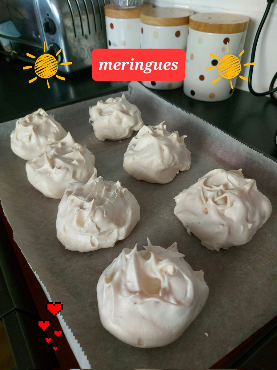 Who loves meringues? #lovetobake #homecooked #SummerVibes @badgersbakes @Cookpad_UK @lynnett44 @patknight2014 @McBrideWriter @easypeasycui @BBCFood 🥰🤩 😋