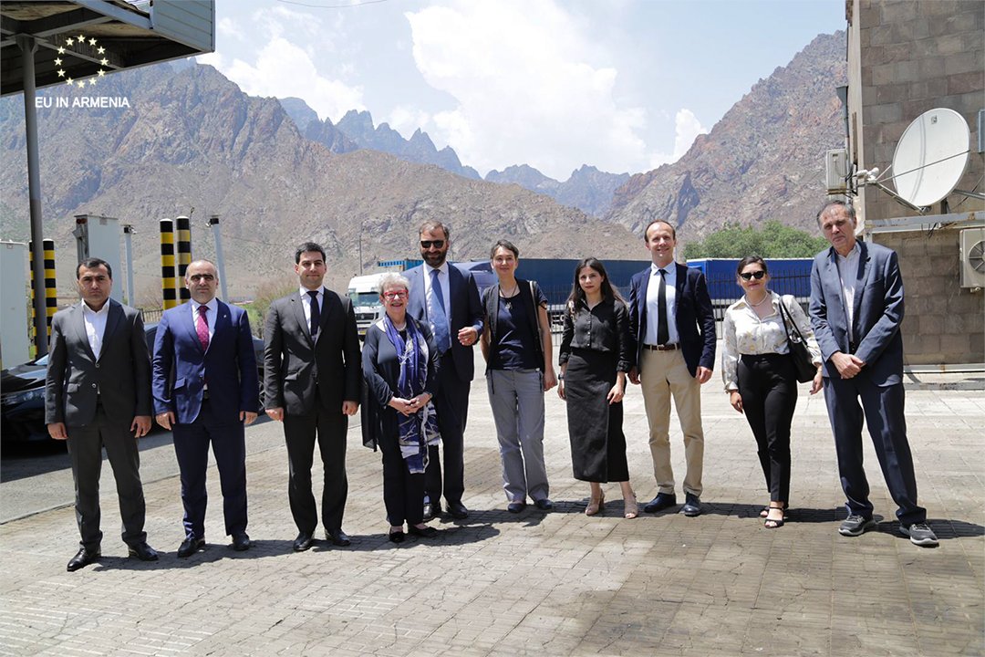 EU_Armenia's tweet photo. On June 15, Ambassador @awiktorin and representatives of DG NEAR, as well as representatives of the @EBRD, visited #Meghri Border Crossing Point with the Head of the State Revenue Committee, Rustam Badasyan.

See more: https://t.co/v3eugt7C20 https://t.co/zfEYqtGX18