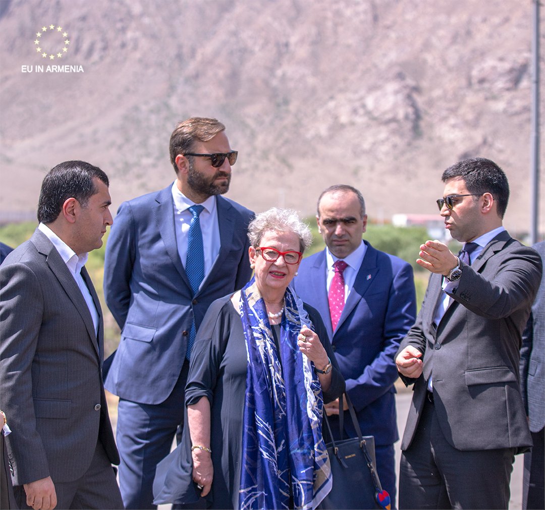 EU_Armenia's tweet photo. On June 15, Ambassador @awiktorin and representatives of DG NEAR, as well as representatives of the @EBRD, visited #Meghri Border Crossing Point with the Head of the State Revenue Committee, Rustam Badasyan.

See more: https://t.co/v3eugt7C20 https://t.co/zfEYqtGX18