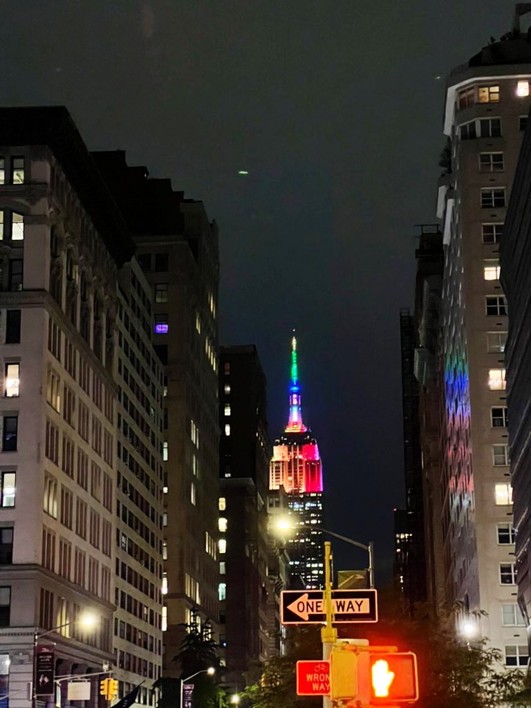 EmpireStateBldg's tweet photo. Woke up, still the number one attraction in the United States. https://t.co/LlFPODqTep