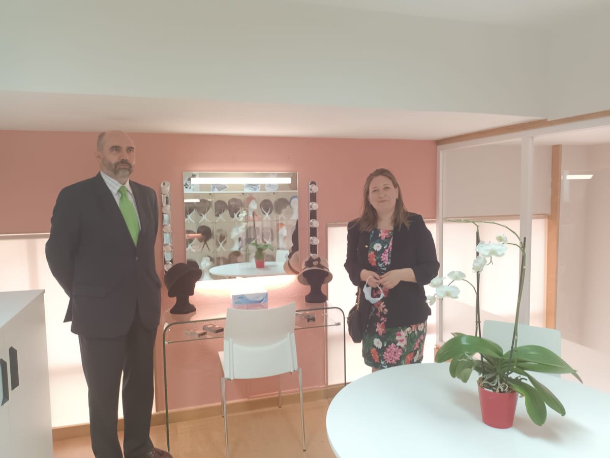 col_eco_ourense's tweet photo. La recaudación entregada el pasado 7 de junio a la AECC en Ourense, se destinó a la compra de un tocador, un espejo y el diseño de un espacio, donde las usuarias podrán probarse las pelucas que se entregan en una caja. https://t.co/EoGVLl8TJj