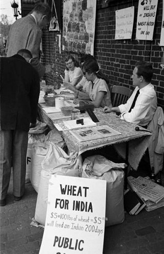 IndiaHistorypic's tweet photo. 1951 :: Donation Drive In America to Buy Wheat For India . 

Now India Is Net Exporter Of Wheat   

( Photo - Yale Joel / @LIFE ) https://t.co/xHbMsU495k