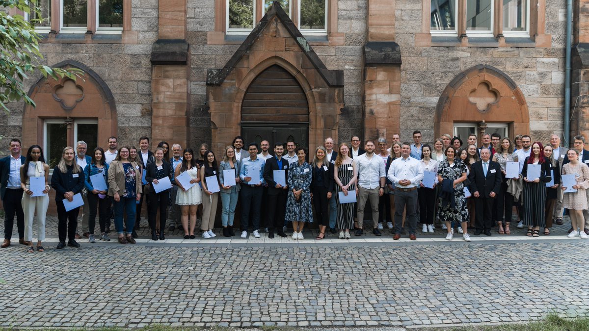 Uni_MR's tweet photo. An der #Unimarburg erhielten 41 Studierende aus 14 Fachbereichen ihre Urkunden für das Deutschlandstipendium. Wer gute Noten hat und sich außerhalb des Studiums engagiert, kann sich bewerben. 📷Christopher Rommel https://t.co/x7KPYvPART https://t.co/1lJiz8L17K