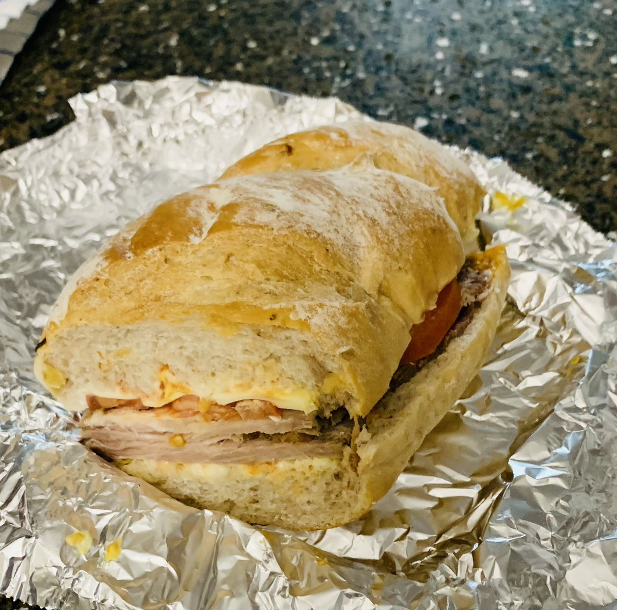 Амт энэтэр бол хорвоогийн гайхамшиг биш, гэхдээ ямар ч хиамыг ардаа дагуулахгүй. 😎