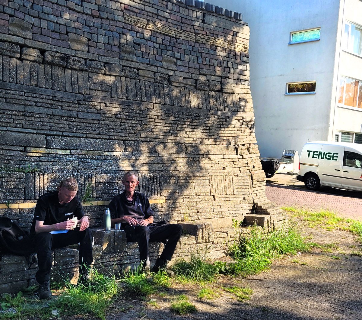 LeRoyTuin's tweet photo. Wat heerlijk dat er in de Le Roy tuin een bankje in de schaduw is! Pauze voor de hoveniers die voor de rest in de hete zon moeten werken in de tuinen van de nabijgelegen flats. #stadsgroen #urbangreen #schaduw #urbantrees #stadsbomen #LouiLeRoy #ecokathedraal https://t.co/4ckCYM0caH