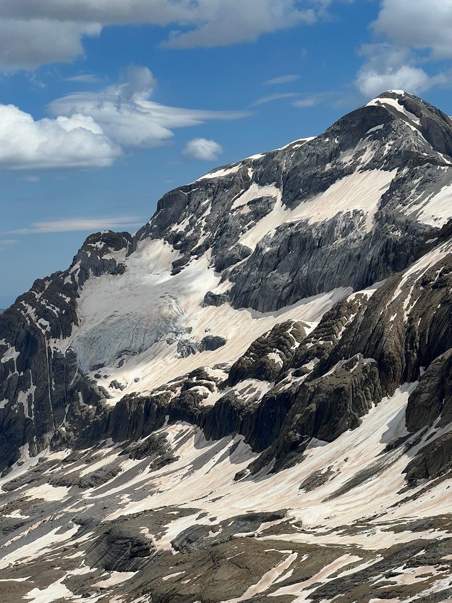 Meteo_Pyrenees's tweet photo. Le Glacier du Monte Perdido est d’ores et déjà partiellement à nu ce 15 juin. La fonte s’avère catastrophique à haute altitude avec un paysage d’un mois d’août dans les années 70 📷anne_lisedesc https://t.co/AZTct1P4YG