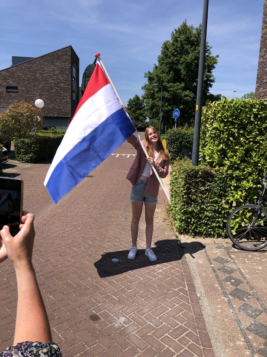 ketsj's tweet image. Och, wat was het soms lastig en moeilijk. Corona, onzekerheid….
Maar hier staat ze, geslaagd en zo trots als een pauw! Anne gaat de wereld bestormen…