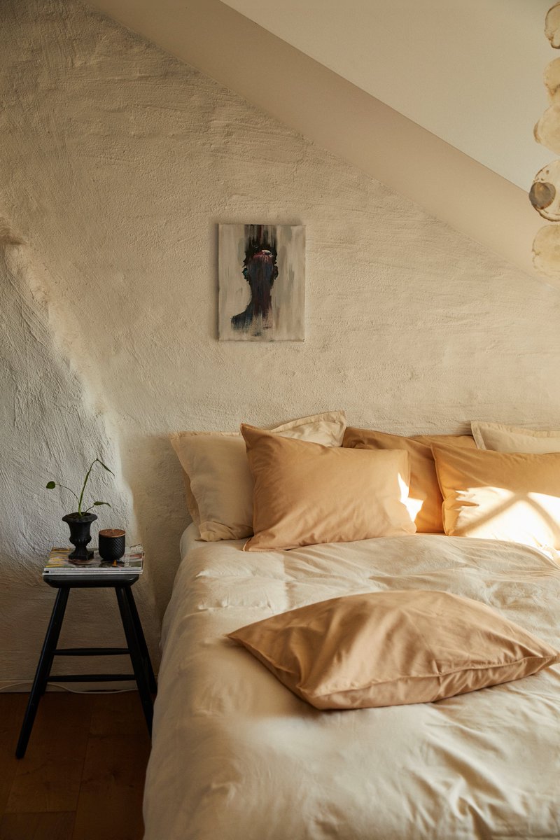 Bei tropischen Temperaturen ist guter Nachtschlaf Gold wert. Tipp: Tagsüber  die Sonne aussperren und sich nachts in kühlende Baumwollbettwäsche einkuscheln. Diese hier ist nachhaltig.  Entdeckt von #gibdirstoff 
Foto: Alva 
#snverlag #SNHome #haustex dekowiki.de