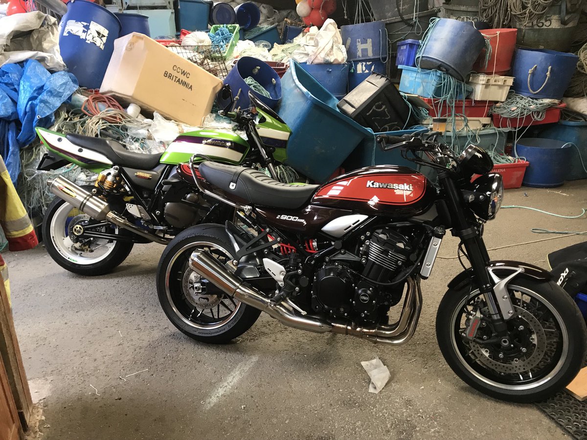 cornish_lobster's tweet photo. Out for a blast on the 20yr old zrx today, just needed to leave the world behind for a few hrs. #stablemates #oldandnew 😎 https://t.co/dBHCdrLCY6
