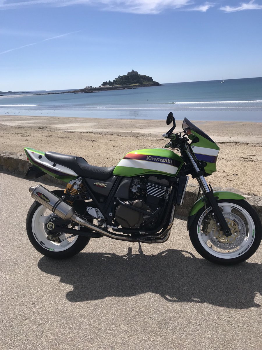 cornish_lobster's tweet photo. Out for a blast on the 20yr old zrx today, just needed to leave the world behind for a few hrs. #stablemates #oldandnew 😎 https://t.co/dBHCdrLCY6