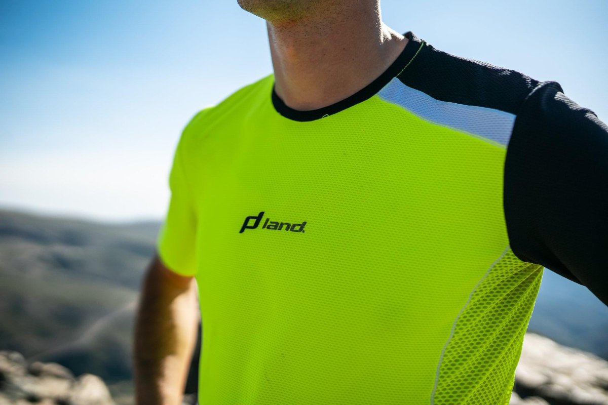 Special Land es una versión de prendas desarrolladas para la práctica del Trail / Running. Las fibras innovadoras que utilizamos nos ayudan a superar los niveles más altos de humedad 💦 y nos aportan grandes prestaciones de traspiración 💨, secado  y comodidad😊.
#land #landsport