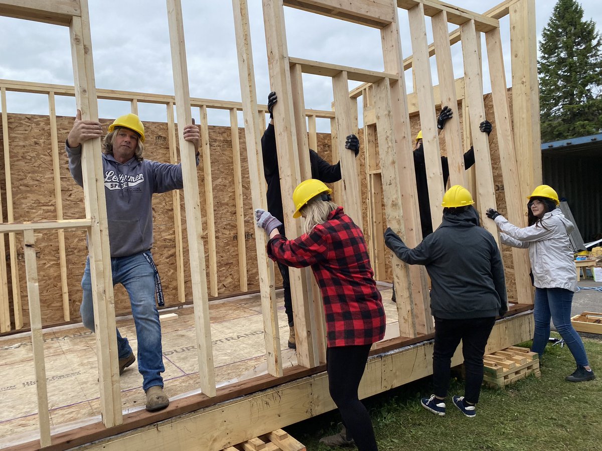 LisaMactbay's tweet photo. Together we can do great things @HammarskjoldP! KZ Lodge students all pretty excited seeing the last wall go up on the #TinyHome — such amazing teamwork on display @MatawaFNM #SmartMod #tbay https://t.co/fRsXRYzNoQ