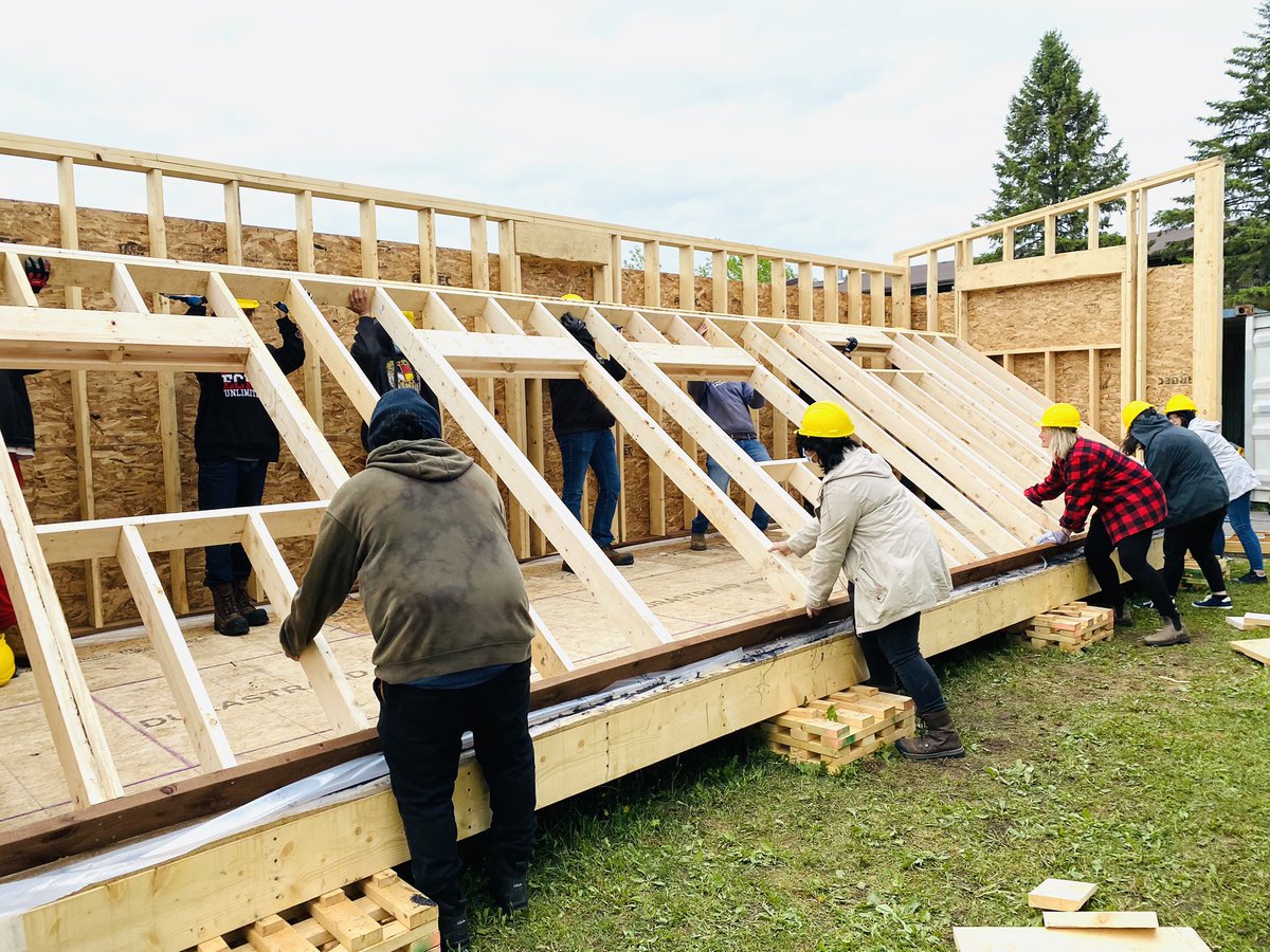 LisaMactbay's tweet photo. Together we can do great things @HammarskjoldP! KZ Lodge students all pretty excited seeing the last wall go up on the #TinyHome — such amazing teamwork on display @MatawaFNM #SmartMod #tbay https://t.co/fRsXRYzNoQ