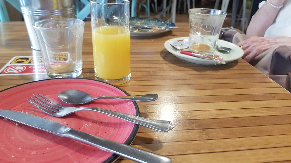 Esta es Carmen. Bueno, o los restos de dos desayunos y la mano de Carmen. Esta mañana me ha sucedido una historia que creo que merece la pena contar, así que allá va.